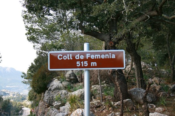 The sign at the top of the Coll de Femenia, 515 m