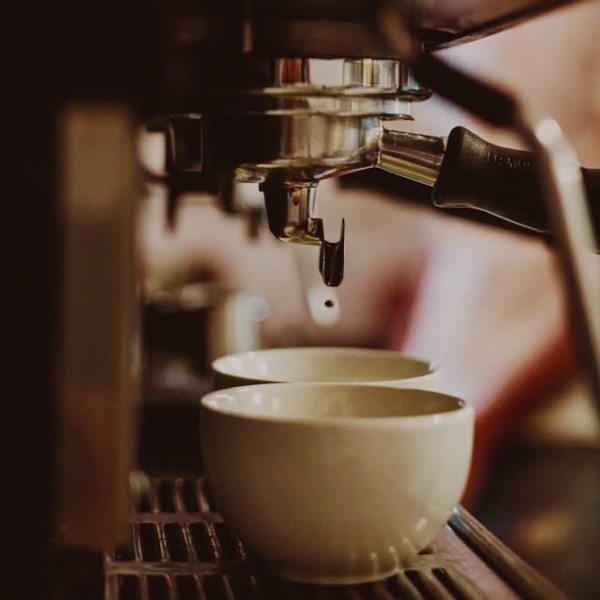 An espresso pouring at Barbaflorida