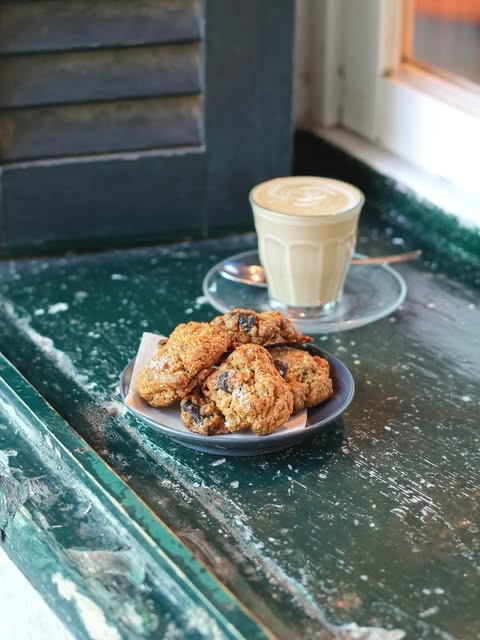 A latte and cookies at Café Riutort