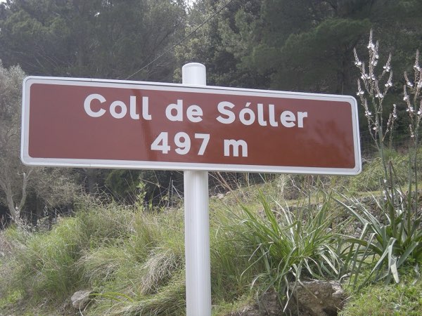 The sign at the top of the Coll de Sóller, by the café