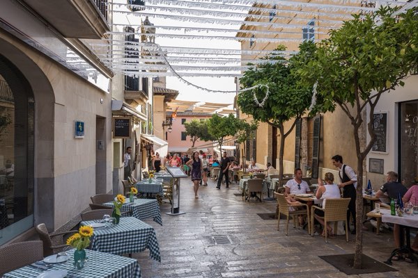 The old town of Alcúdia, where the café is
