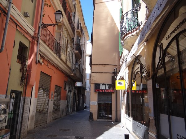 A street in the old town of Palma, near the café