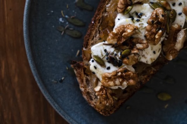 Toast with yoghurt and walnuts at Orígenes
