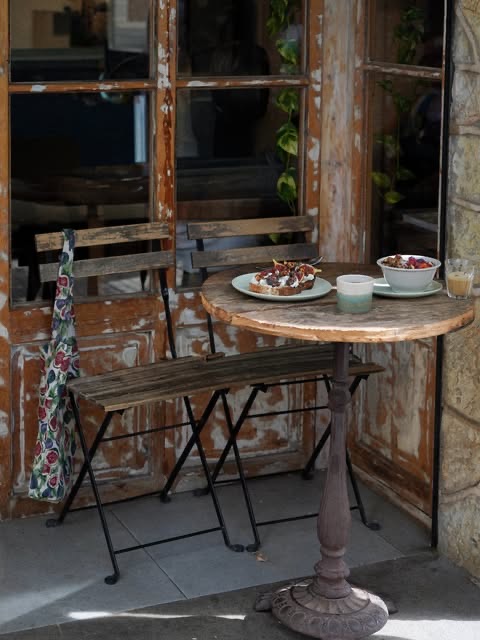 A terrace table outside Orígenes