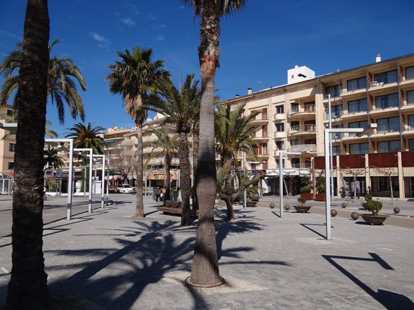 The seafront at Port d'Alcúdia, near the pop-up
