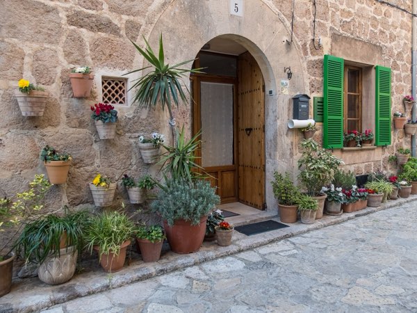 A street in Valldemossa near the café
